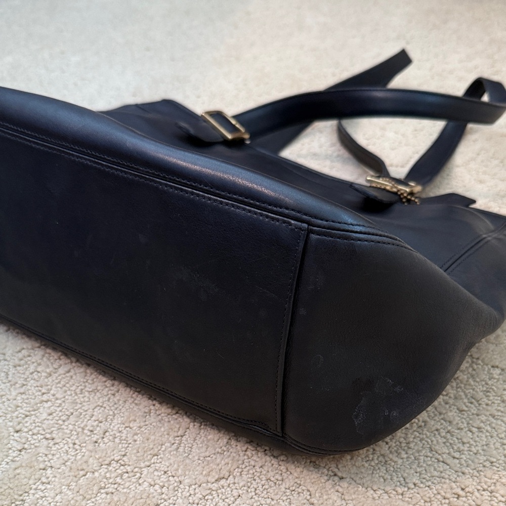 Vintage Coach Black Large Leather Shoulder Bag with Gold Accents, Made in USA - Picture 4 of 11